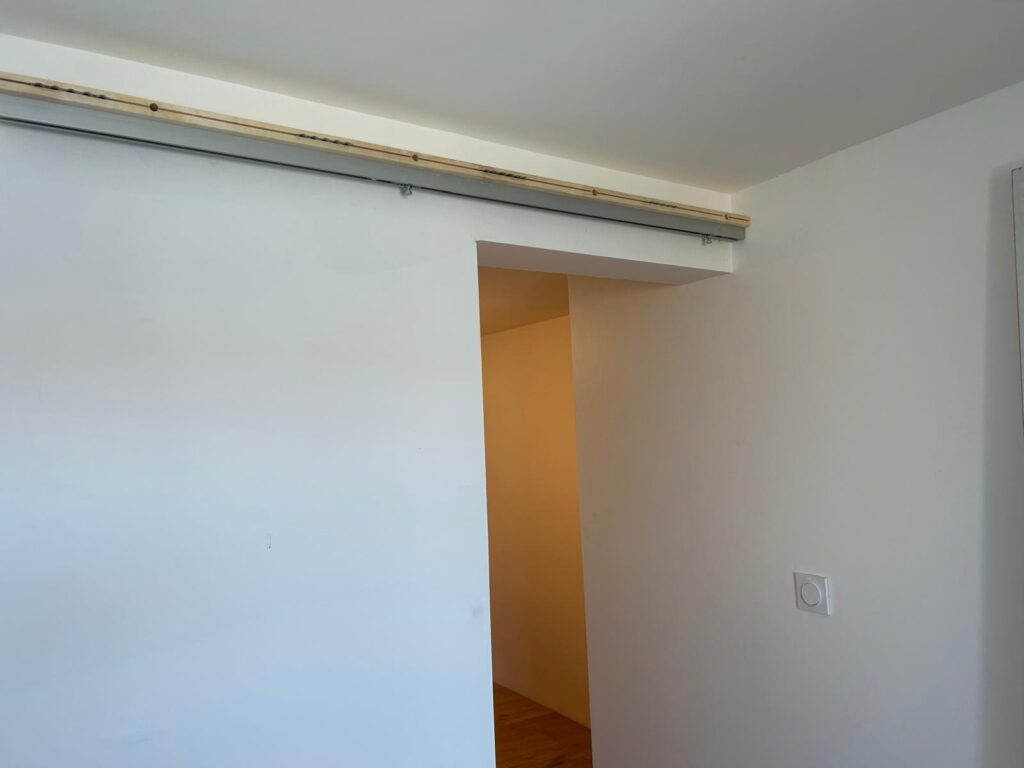 Porte coulissante en applique confort entreprise Rhone